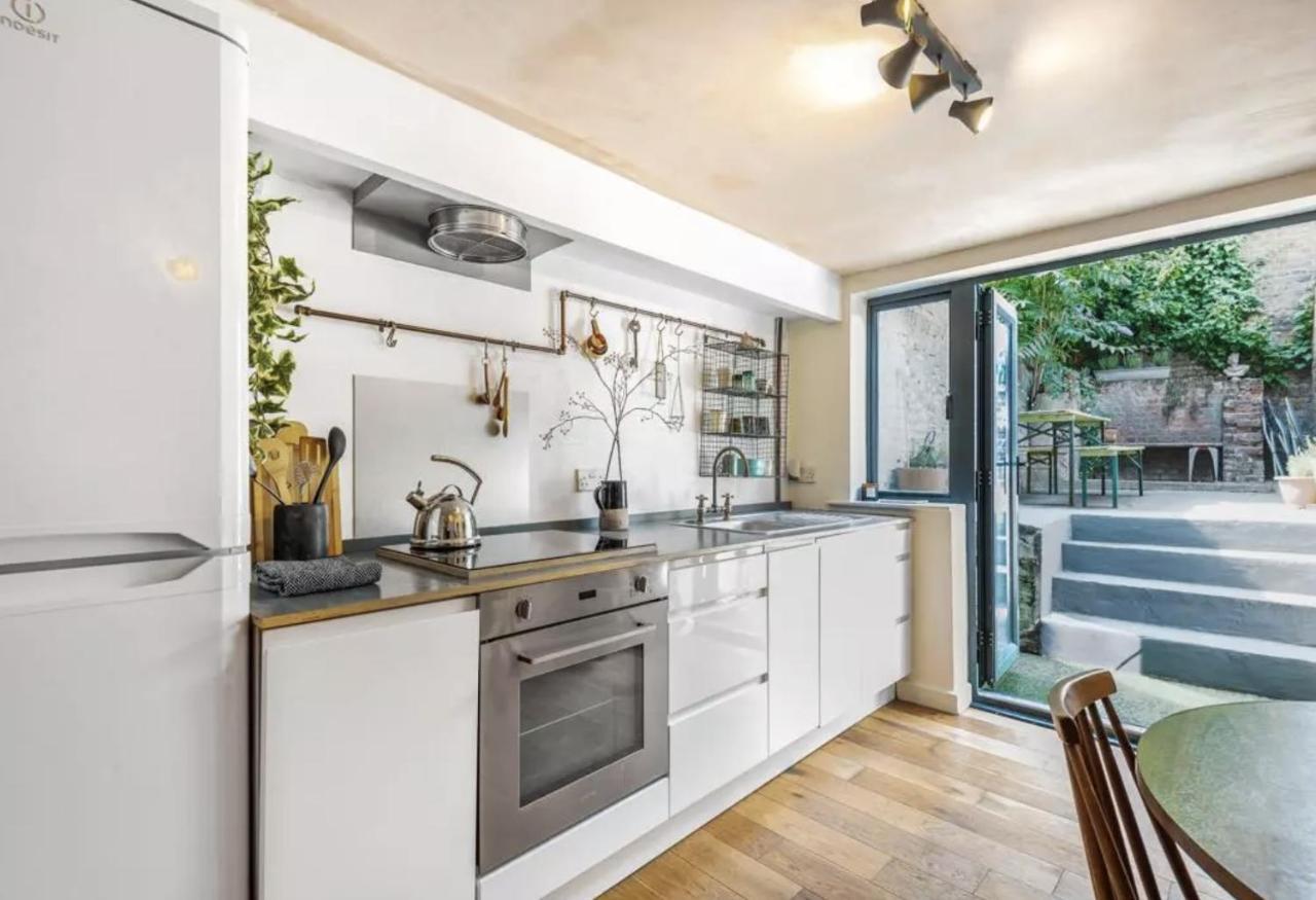 Modern Flat With King Bed, Garden & Outdoor Dining Apartment ลอนดอน ภายนอก รูปภาพ