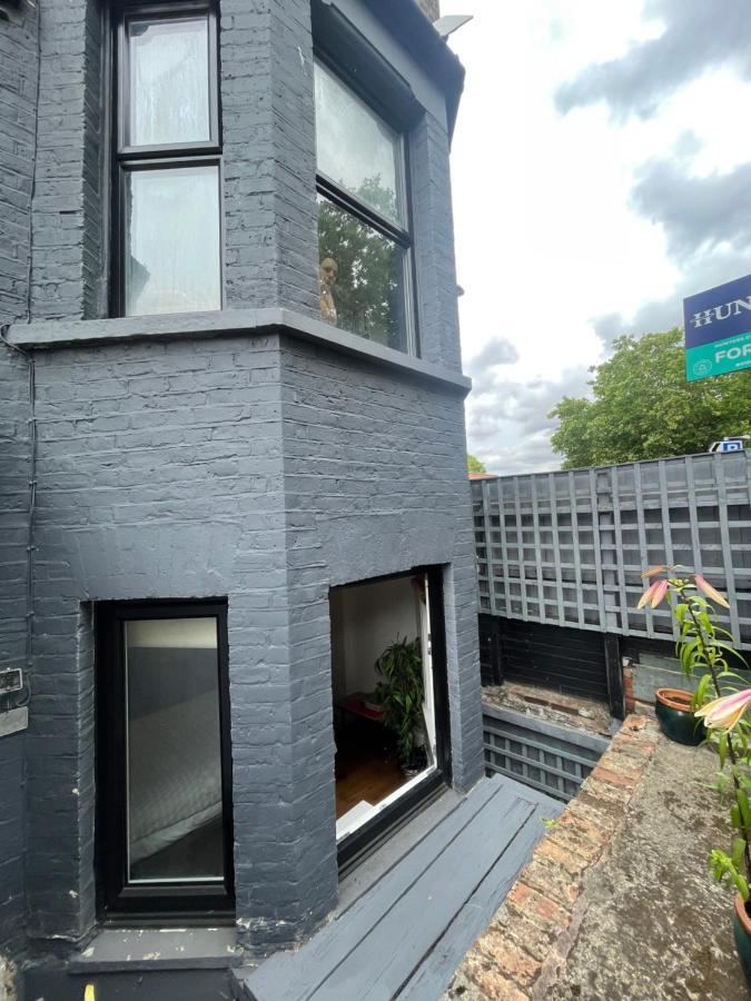 Modern Flat With King Bed, Garden & Outdoor Dining Apartment ลอนดอน ภายนอก รูปภาพ
